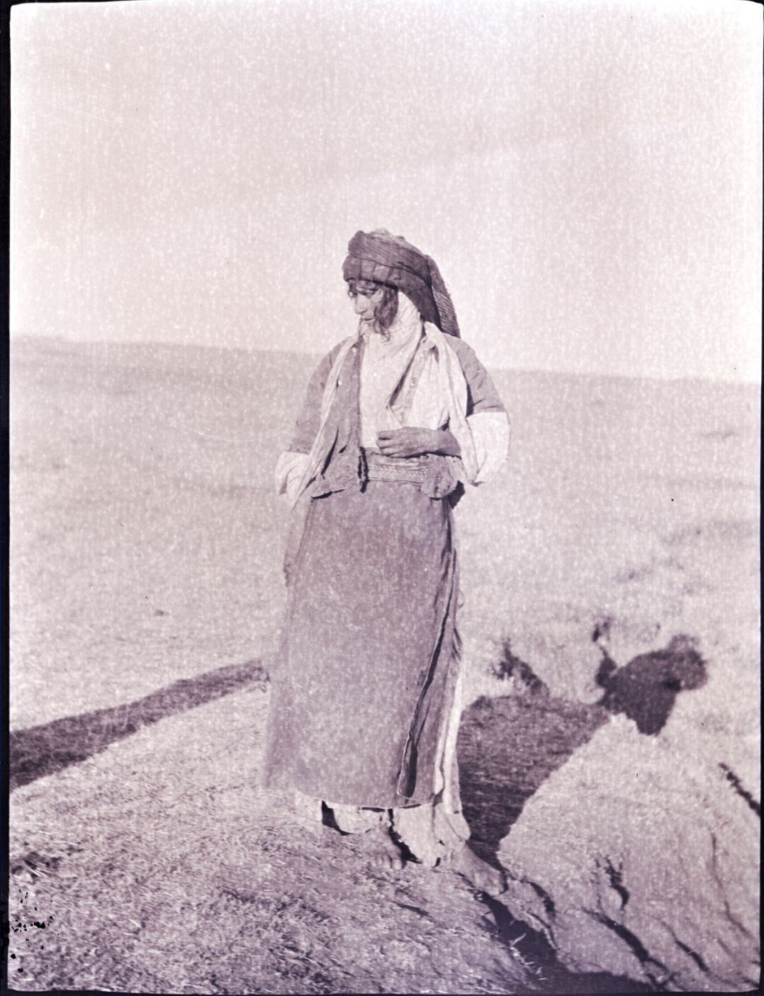 103-43 woman with hat and bare feet