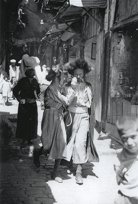 18-Jews-on-Khan-El-Zeit-Street-1936