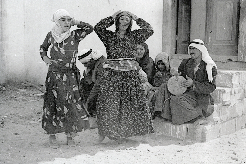 20-Dancing-with-gypsies-1927