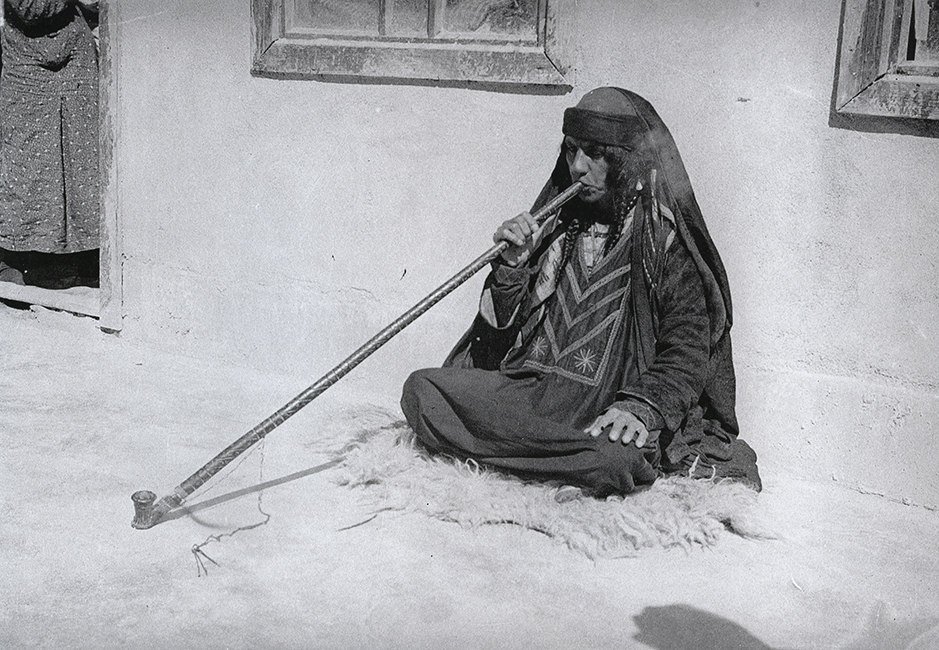22-Palestinian-woman-smoking-a-pipe-1935