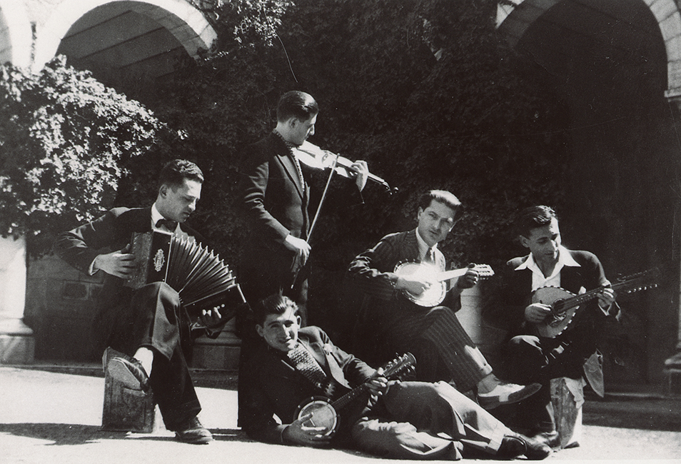 4-Elia-Kahvedjian-playing-the-banjo-ca.-1935